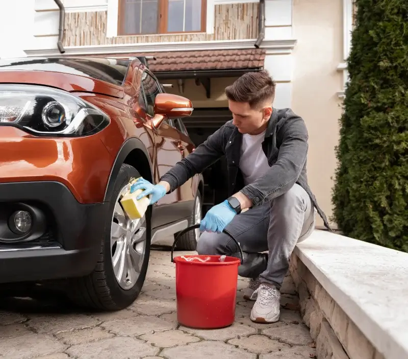 Lavage auto à domicile Souzy : professionnel intervenant sur un véhicule
